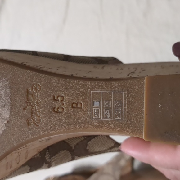 COACH WEDGE SANDALS- EXCELLENT CONDITION THESE ARE BEAUTIFUL ๐คฉ - Picture 6 of 8